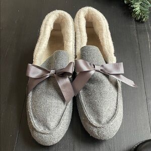 Vionic Gray slippers with Bow